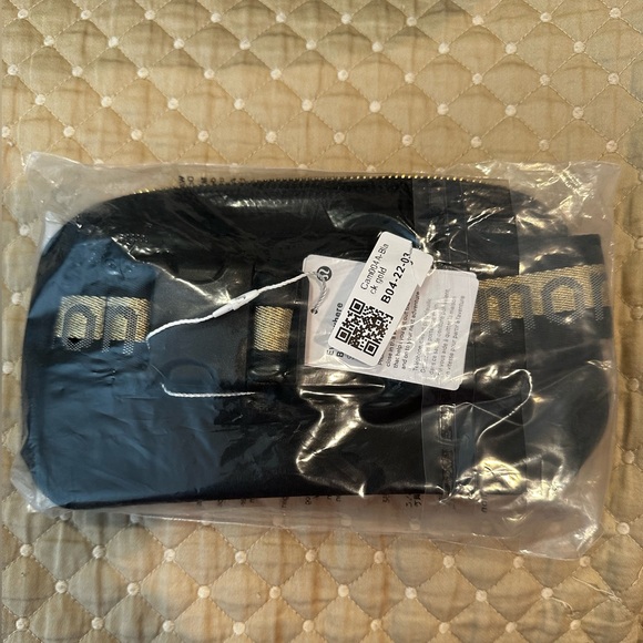 LULULEMON Everywhere Belt Bag 1LWordmark - Colour Black/Gold/White Opal - OS - Picture 7 of 7